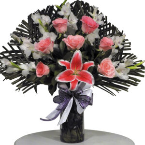 Florero De Vidrio Triangular Rosas Rosadas y otras X 20