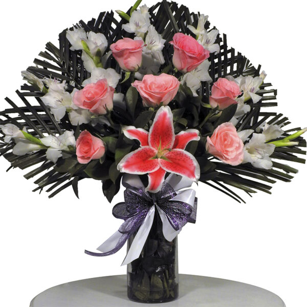 Florero De Vidrio Triangular Rosas Rosadas y otras X 20