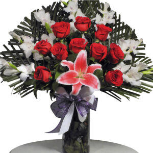 Florero De Vidrio Triangular Rosas Rojas y otras X 20
