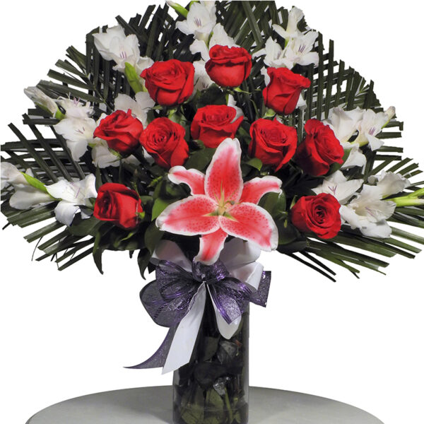 Florero De Vidrio Triangular Rosas Rojas y otras X 20